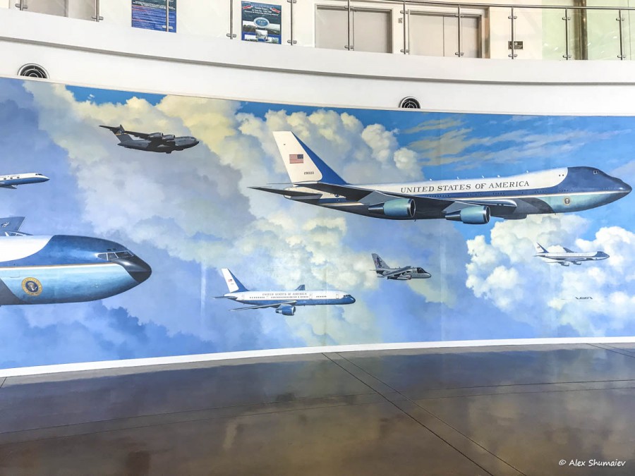 32-samolet-amerikanskikh-prezidentov-Air-ForceOne-and-Marine One-biblioteka-Reygana.jpg